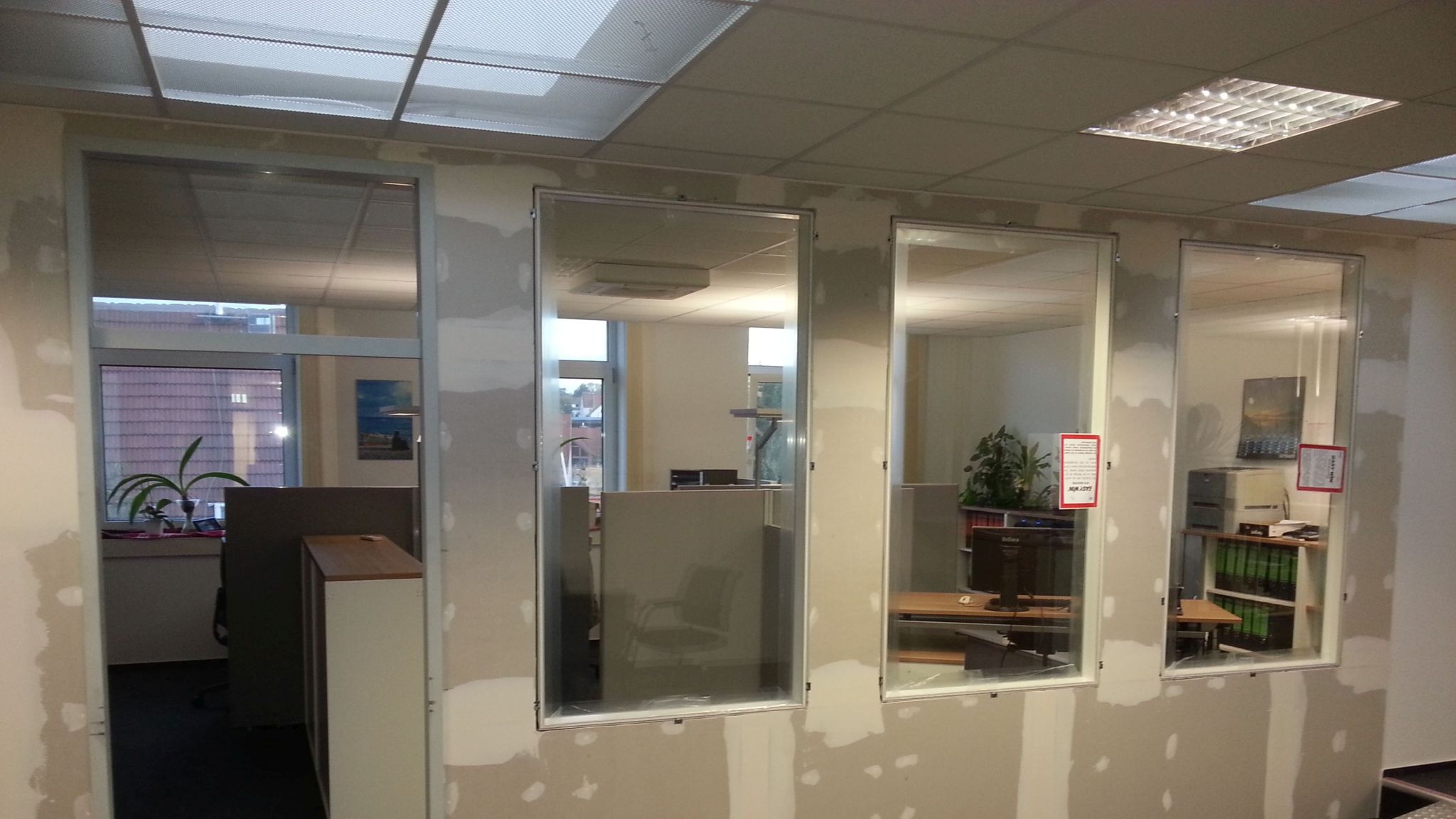 Bürotrennwand mit Fensterelementen